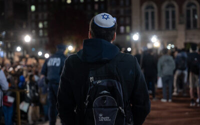 Un étudiant juif observe une manifestation propalestinienne et anti-Israël sur le campus de l'université de Columbia, le 14 novembre 2023. (Crédit : Spencer Platt/Getty Images/AFP)