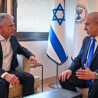 Le premier ministre Benjamin Netanyahu (R) rencontre le chef du Mossad David Barnea, le 18 avril 2024. (Kobi Gideon/GPO)