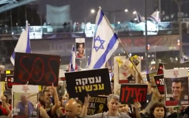 Des parents d'otages et des manifestants se rassemblent pour exiger la libération de leurs proches avant la fête de Pessah, à Tel Aviv, le 18 avril 2024. (Crédit : Benoit Ducrocq/Ahmad Gharbli/AFPTV/AFP)