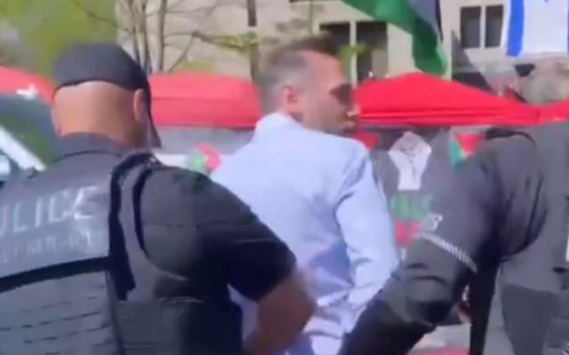 Ezra Weinblatt est menotté par des policiers après une agression présumée contre des manifestants pro-palestiniens devant l'ambassade d'Israël à Washington, le 16 avril 2024. (Crédit : Capture d'écran : X/CAIR, utilisé conformément à la clause 27a de la loi sur le droit d'auteur)