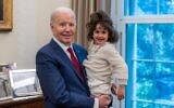 Le Président américain Joe Biden tient dans ses bras l'ex-otage a la double nationalité israélienne et américaine Avigail Idan, 4 ans, lors de leur rencontre à Washington, le 24 avril 2024 (Crédit : Maison Blanche)