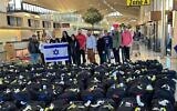 Une cargaison de bottes tactiques achetées grâce à des dons pour les soldats israéliens arrive à l'aéroport international d'Israël. (Crédit : JTA)