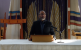Le rabbin Menachem Creditor s'adressant à sa congrégation Netivot Shalom à Berkeley, en Californie (Crédit : Creditor)