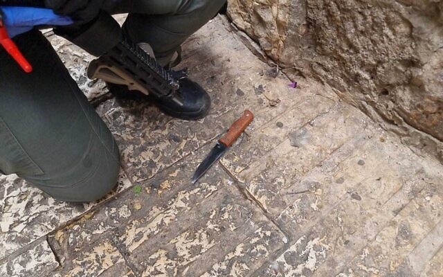 Le couteau utilisé par un assaillant lors d'une attaque dans la Vieille Ville de Jérusalem, le 30 avril 2024. (Crédit : Police israélienne)