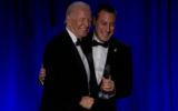 Le journaliste israélien Barak Ravid (à droite) pose pour une photo avec le président américain Joe Biden (à gauche) après avoir remporté le prix Aldo Beckman de l'Association des correspondants de la Maison Blanche pour l'excellence globale de la couverture de la Maison Blanche, lors du dîner de gala annuel de l'Association des correspondants de la Maison Blanche à Washington, le 27 avril 2024. (Capture d'écran : Youtube/C-SPAN, utilisé conformément à l'article 27a de la loi sur le droit d'auteur)