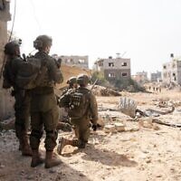 Des troupes opérant dans la bande de Gaza sur une photo non datée publiée par l'armée le 18 avril 2024. (Crédit : armée israélienne)