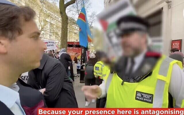 Capture d'écran d'une vidéo publiée par Campaign Against Antisemitism qui donne à voir un officier de police  londonien en train de menacer un jeune Juif d'arrestation parce que sa présence « contrarie » les manifestants pro-palestiniens lors d'une marche anti-israélienne à Londres, le 13 avril 2024. (X capture d'écran vidéo ; utilisée conformément à l'article 27a de la loi sur les droits d'auteur)