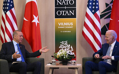 Le président américain Joe Biden (à droite) et le président turc Recep Tayyip Erdogan discutent au sommet de l'OTAN à Vilnius le 11 juillet 2023. (Crédit : ANDREW CABALLERO-REYNOLDS / AFP)