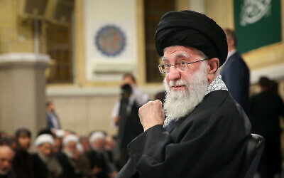 Le guide suprême iranien, l'ayatollah Ali Khamenei, rencontrant des politiciens et des représentants du gouvernement, à Téhéran, le 3 avril 2024. (Crédit : KHAMENEI.IR/AFP)