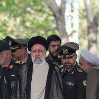 Le président iranien Ebrahim Raissi (au centre) assistant à un défilé militaire aux côtés de hauts fonctionnaires et de commandants lors d'une cérémonie marquant la Journée annuelle de l'Armée à Téhéran, le 17 avril 2024. (Crédit : Atta Kenare/AFP)