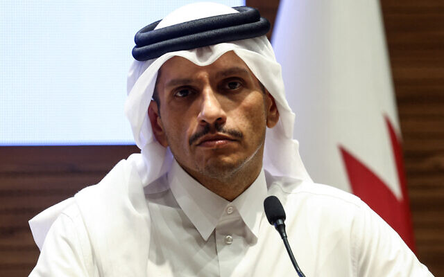 Le Premier ministre et ministre des Affaires étrangères du Qatar, l'émir Mohammed ben Abdulrahman al-Thani, donnant une conférence de presse avec son homologue turc, à Doha, le 17 avril 2024. (Crédit : Karim Jaafar/AFP)