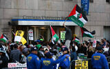 Des activistes pro-palestiniens et anti-Israël manifestant devant l'Université de Columbia, à New York, le 20 avril 2024. (Crédit : Leonardo Munoz/AFP)