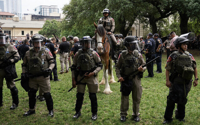 Des policiers de l'État du Texas et d'autres membres des forces de l'ordre surveillant la scène alors que des étudiants pro-palestiniens manifestent contre Israël, sur le campus de l'Université du Texas, à Austin, le 24 avril 2024. (Crédit : Suzanne Cordeiro/AFP)