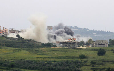 De la fumée s'échappant du site d'une frappe aérienne israélienne sur le village sud-libanais de Tayr Harfa, près de la frontière, le 26 avril 2024. (Crédit : Kawnat Haju/AFP)