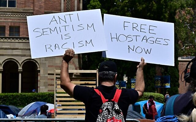 Des manifestants pro-Israël protestant, en face du campement de l'Université de Californie, à Los Angeles (UCLA), le 26 avril 2024. (Crédit : Frederic J. Brown/AFP)