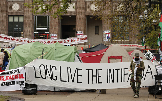 Des étudiants anti-Israël manifestant dans un campement sur le campus de l'Université du Michigan, à Ann Arbor, dans le Michigan, le 28 avril 2024. (Crédit : Jeff Kowalsky/AFP)