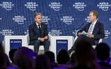 Le secrétaire d'État américain Antony Blinken (à gauche) s'exprimant lors d'un panel avec le président du Forum économique mondial (WEF) Borge Brende (à droite) lors du WEF, à Ryad, le 29 avril 2024. (Crédit : Evelyn Hockstein/POOL/AFP)