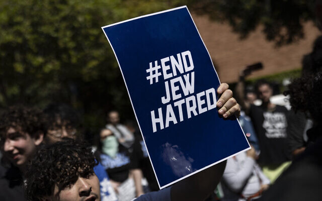 Un manifestant tenant une affiche sur laquelle on peut lire "End Jew Hatred" sur le campus de l'Université de Californie (UCLA), à Los Angeles, le 28 avril 2024. (Crédit : Etienne Laurent/AFP)