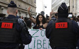 Un manifestant faisant un signe de victoire lors d'un rassemblement en soutien aux Palestiniens à la Sorbonne, à Paris, le 29 avril 2024. (Crédit : Geoffroy Van Der Hasselt/AFP)