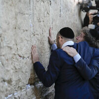 Le président argentin Javier Milei (à droite) embrassant le rabbin orthodoxe séfarade argentin Shimon Axel Wahnish, au mur Occidental, dans la Vieille Ville de Jérusalem, le 6 février 2024. (Crédit : Leo Correa/AP)