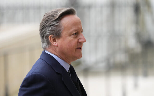Le ministre britannique des Affaires étrangères, David Cameron, arrivant à l'abbaye de Westminster pour assister à la cérémonie annuelle de célébration du Jour du Commonwealth, à Londres, le 11 mars 2024. (Crédit : Kirsty Wigglesworth/AP)