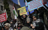 Manifestation pro-palestinienne et anti-Israël, à Istanbul, en Turquie, le 5 avril 2024. (Crédit : Khalil Hamra/AP)