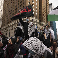 Des manifestants pro-palestiniens lors d'un rassemblement à New York, le 12 avril 2024. (Crédit : AP Photo/Yuki Iwamura)