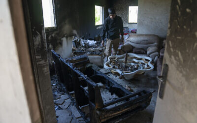 Mohammad Bader, 27 ans, inspecte sa maison incendiée par des partisans du mouvement pro-implantation à al-Mughayyir, un village de Cisjordanie, le 13 avril 2024. (Crédit : AP Photo/Nasser Nasser)