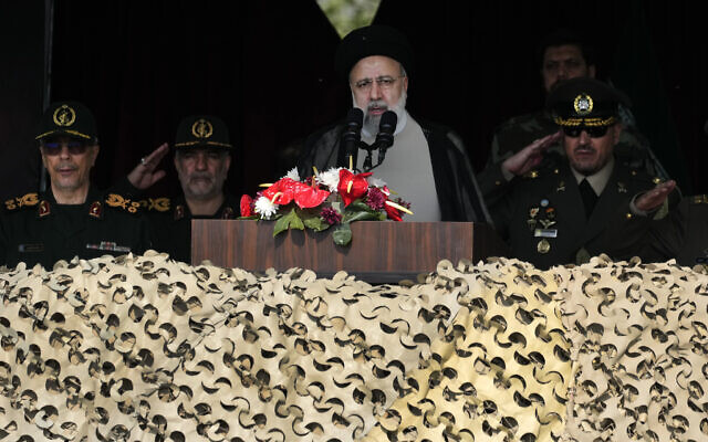 Le président iranien Ebrahim Raisi s'exprimant lors du défilé de la Journée de l'armée sur une base militaire, dans le nord de Téhéran, en Iran, le 17 avril 2024. (Crédit : Vahid Salemi/AP)
