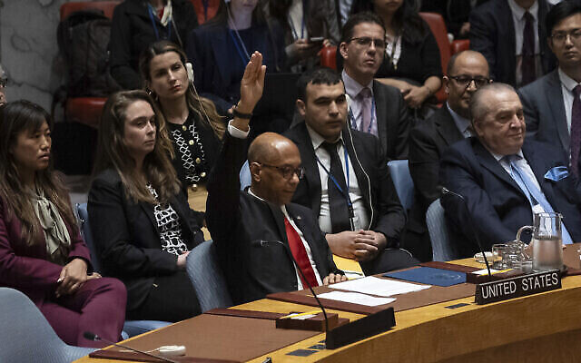 L'ambassadeur adjoint des États-Unis, Robert Wood, vote contre une résolution lors d’une réunion du Conseil de sécurité au siège des Nations Unies, le jeudi 18 avril 2024. (Photo AP/Yuki Iwamura)