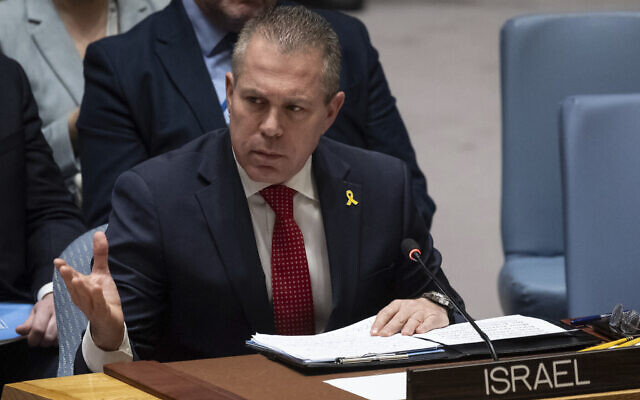 L'ambassadeur israélien aux Nations unies Gilad Erdan s'exprimant lors d'une réunion du Conseil de sécurité sur une résolution qui aurait reconnu la Palestine comme un État membre à part entière de l'ONU, au siège de l'ONU, le 18 avril 2024. (Crédit : Yuki Iwamura/AP)