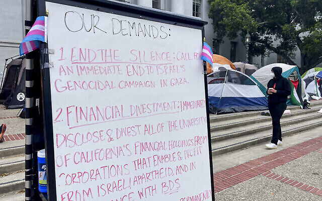Une pancarte lors d'une manifestation pro-palestinienne et contre Israël, devant Sproul Hall, sur le campus de l'Université de Californie à Berkeley, en Californie, le 23 avril 2024. (Crédit : AP Photo/Haven Daley)