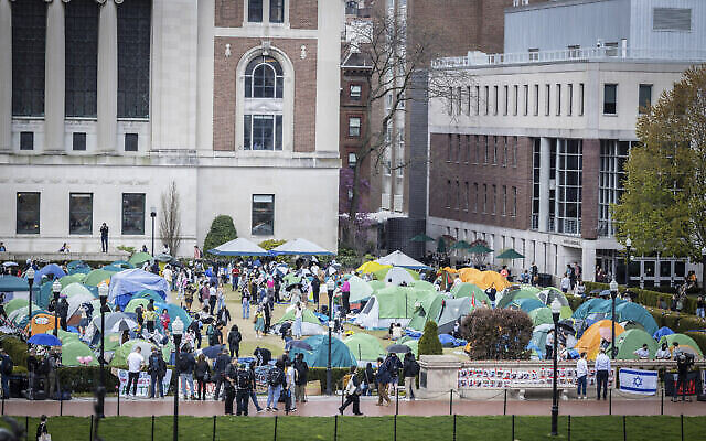 Campement anti-Israël, à l'Université Columbia, à New York, le 24 avril 2024. (Crédit : Stefan Jeremiah/AP)