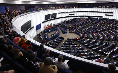 Les membres du Parlement européen assistant à la dernière session avant les prochaines élections européennes, au Parlement européen, à Strasbourg, dans l'est de la France, le 25 avril 2024. (Crédit : Jean-Francois Badias/AP)