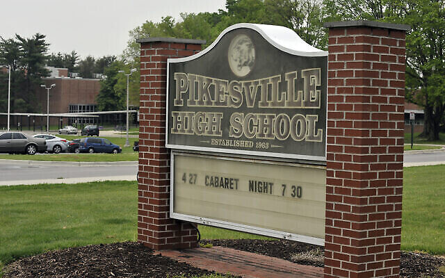 Photo non-datée montrant le lycée de Pikesville à l'entrée de l'école, dans le secteur de Baltimore, dans le Maryland, le 25 avril 2024. (Crédit :  Lloyd Fox/The Baltimore Sun via AP)