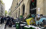 Des étudiants bloquant l'université de Sciences Po, à Paris, le 26 avril 2024. (Crédit : Jeffrey Schaeffer/AP)