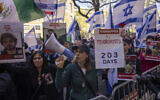 Des manifestants pro-israéliens se rassemblent lors d'un rassemblement 'Bring Them Home Now' aux abords de l'université de Columbia à New York, le 26 avril 2024. (Crédit : AP Photo/Yuki Iwamura)