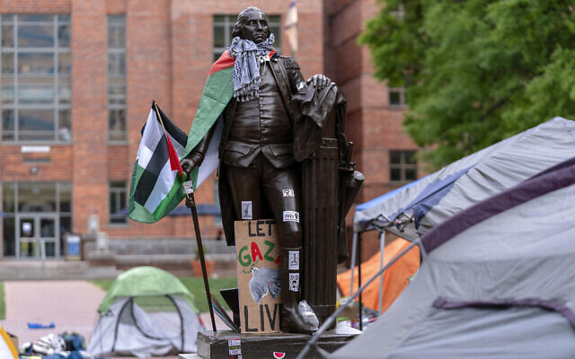 Une statue de George Washington drapée d'un drapeau palestinien et d'un keffieh, à l'Université George Washington, à Washington, le 26 avril 2024. (Crédit : Jose Luis Magana/AP)