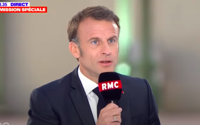 Emmanuel Macron lors d'une interview pour BFMTV et RMC (Crédit : capture d'écran YouTube)