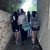 Des élèves évacués sur le chemin de leur nouvelle école à la Maison des combattants du ghetto, dans le kibboutz Lohamei Hagettaot, en mars 2024. (Diana Bletter)