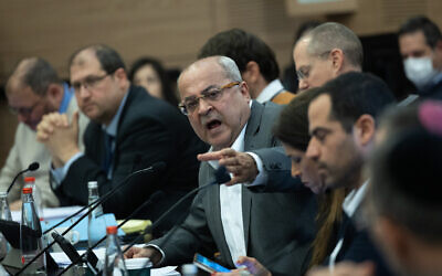 Le député Ahmad Tibi pendant une réunion de la Commission intérieure de la Knesset à Jérusalem, le 30 janvier 2024. (Crédit : Yonatan Sindel/ Flash90)