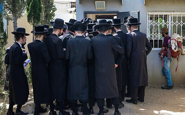 Des juifs ultra-orthodoxes arrivent au centre de recrutement de Tsahal à Tel Hashomer, dans le centre d'Israël, le 28 mars 2024. (Crédit : Avshalom Sassoni/Flash90)