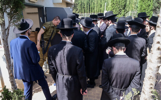 Des hommes ultra-orthodoxes arrivant au centre de recrutement de l’armée israélienne, à Tel HaShomer, dans le centre d'Israël, le 28 mars 2024. (Crédit : Avshalom Sassoni/Flash90)