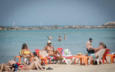 Des Israéliens profitant de la plage, à Tel Aviv, le 2 avril 2024. (Crédit : Miriam Alster/FLASH90)