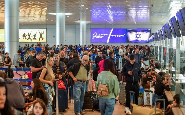 Des passagers dans le hall de départ de l'aéroport Ben Gurion, à proximité de Tel Aviv, le 14 avril 2024. (Crédit : Avshalom Sassoni/Flash90)