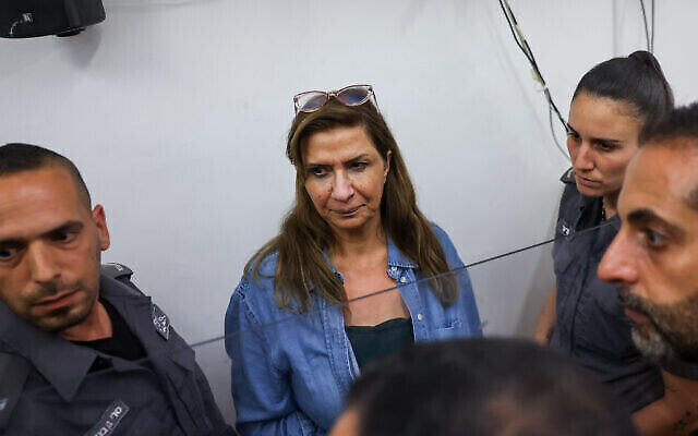 La professeure Nadera Shalhoub-Kevorkian, arrêtée pour suspicion d'incitation à la haine, lors de son audience au tribunal de première instance de Jérusalem, le 19 avril 2024. (Crédit : Chaim Goldberg/Flash90)