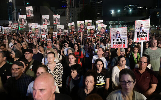 Des Israéliens participant à un rassemblement appelant à la libération des otages détenus par les terroristes du Hamas à Gaza, sur la Place des Otages, à Tel Aviv, le 27 avril 2024. (Crédit : Avshalom Sassoni/Flash90)