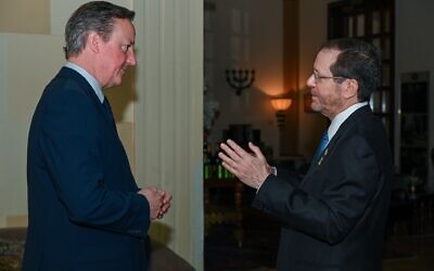 Le président Isaac Herzog (à droite) rencontrant le ministre britannique des Affaires étrangères David Cameron, à Jérusalem, le 17 avril 2024. (Crédit : Maayan Toaf/GPO)