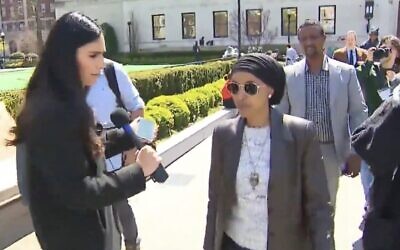 La représentante démocrate Ilhan Omar (à droite) visitant un camp de protestation anti-Israël, à l'Université de Columbia, le 26 avril 2024. (Crédit : Capture d'écran X ; utilisé conformément à la clause 27a de la loi sur le droit d'auteur)