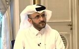Dr. Majed al-Ansari, conseiller du Premier ministre du Qatar, s'adressant à la chaîne publique Kann, le 28 avril 2024. (Capture d'écran Kann ; utilisée conformément à l'article 27a de la loi sur le droit d'auteur)